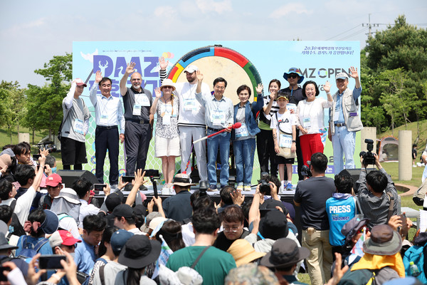 김동연 경기도지사가 DMZ 평화 걷기 대회에 참석한 내빈들과 함께 기념 촬영을 하고 있습니다.  ⓒ 경기도청