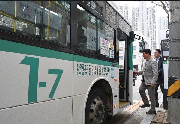 김동근 시장이 3월 28일 의정부지방법원.검찰청 앞 정류소에서 1-7번 시내버스에 탑승하고 있다. (제공=의정부시)